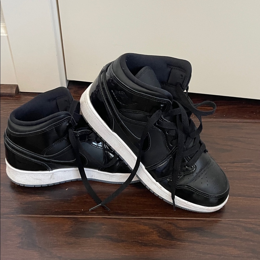 Jordan Nike Kids Sneakers Black and White excellent condition